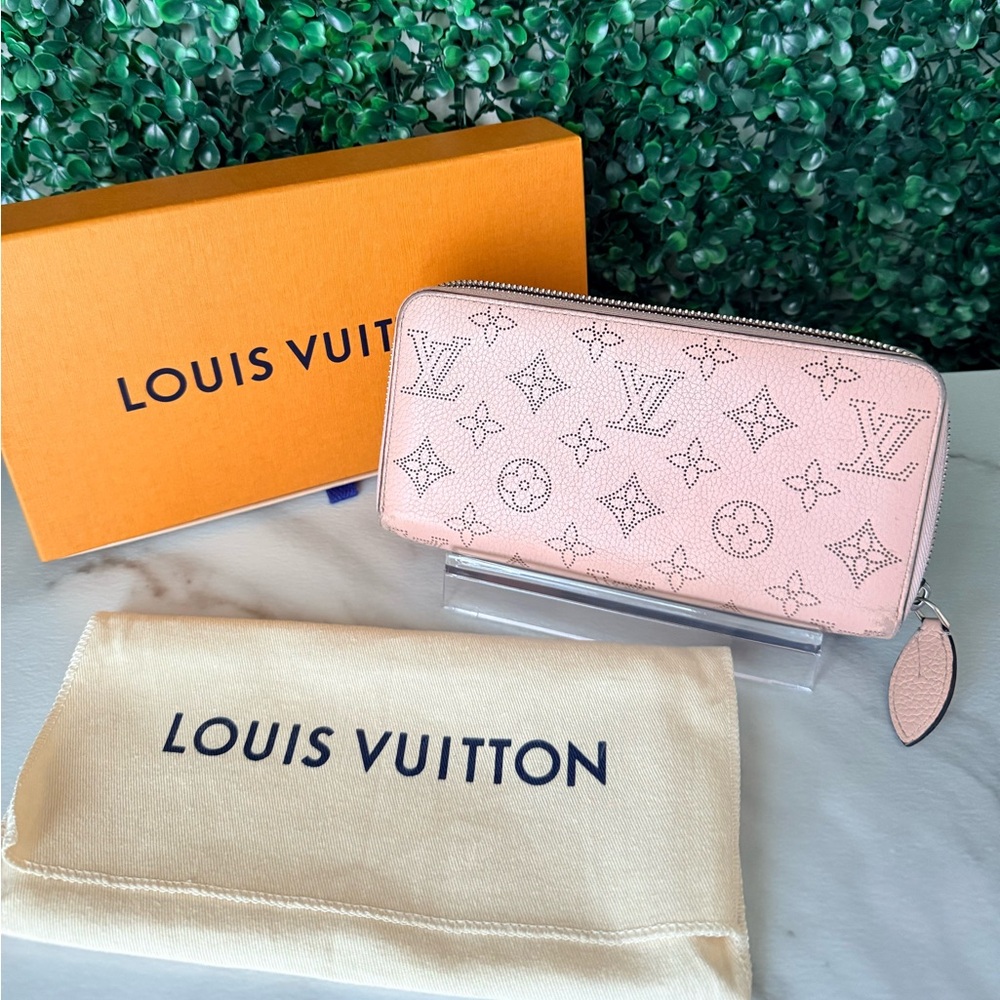 Louis Vuitton Pink Mahina Monogram Zipped Continental Wallet Authentic - Picture 2 of 10